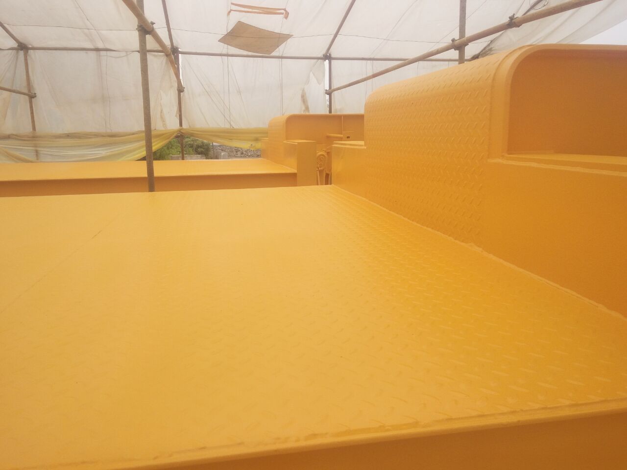 聚脲噴涂機聚脲涂料噴涂后表面出現顆粒狀現象(圖1) 聚脲噴涂機聚脲涂料噴涂后表面出現顆粒狀現象(圖1)